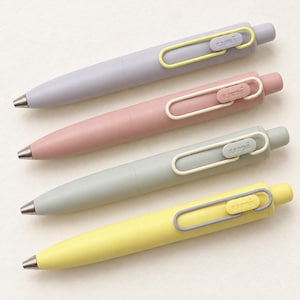 Uni-ball One P Mariage Gelstift | Limitierte Farbauswahl | 0,38 oder 0,5 mm schwarze Tinte | Japanischer Taschenstift
