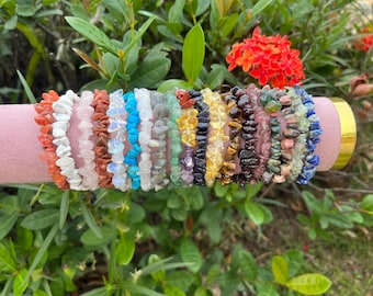 Pulsera de cristal hecha a mano: joyería con chips de piedras preciosas naturales para sanación energética, alivio de la ansiedad y un estilo bohemio chic.