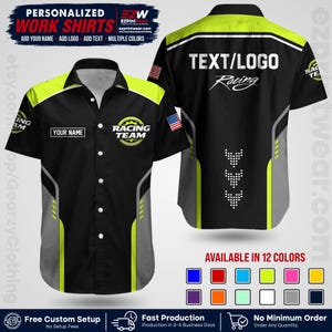 Puede incluir: Camisa de trabajo negra con detalles en verde neón y gris, con texto "RACING TEAM" y "YOUR NAME". La parte trasera muestra "TEXT/LOGO Racing" y gráficos de flechas. Disponible en 12 colores. Para entusiastas del automovilismo.