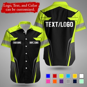 Puede incluir: Camisa de manga corta con diseño negro y amarillo neón. La camisa presenta el texto "YOUR NAME" y "DEPT./LOGO" en la parte delantera, y "TEXT/LOGO" en la parte trasera. El diseño de la camisa incluye detalles grises y rayas reflectantes.