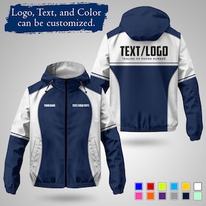 Puede incluir: Una chaqueta cortavientos con capucha en azul marino y blanco que presenta una cremallera frontal completa, cordones ajustables y áreas de texto personalizables que incluyen "YOUR NAME", "TEXT/LOGO/DEPT" y "TEXT/LOGO" con el subtítulo "TAGLINE OR PHONE NUMBER".