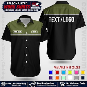 Può includere: Una camicia da lavoro a maniche corte con bottoni, caratterizzata da una parte inferiore nera e una superiore verde oliva separate da una striscia grigia orizzontale. Il davanti riporta il testo YOUR NAME e DEPT, il retro TEXT / LOGO.