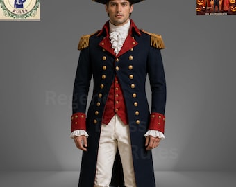 Può includere: Un cappotto in stile militare blu navy con risvolti rossi, bottoni dorati e spalline con frange dorate, abbinato a pantaloni bianchi, una cravatta a jabot bianca e un cappello bicorno nero. L'insieme presenta un design strutturato.
