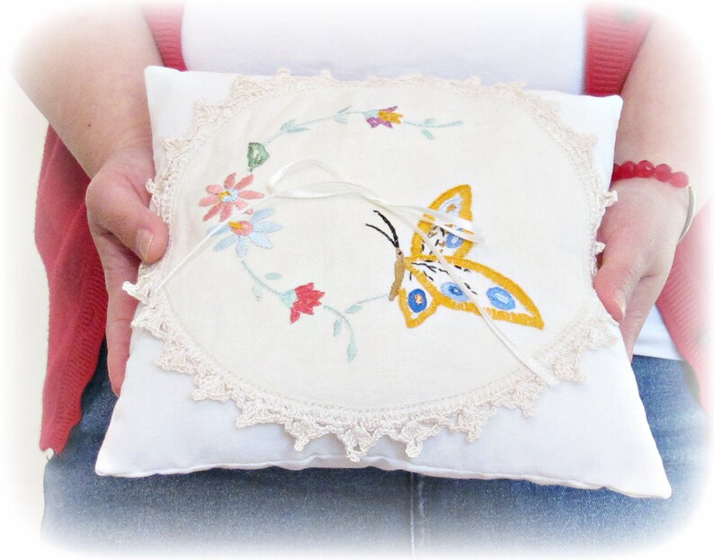 Oreiller de porteur d'anneau Chic rustique mariage minable coussin de mariée crème blanc cadeau papillon floral napperon vintage Woodland Boho Boho image 4