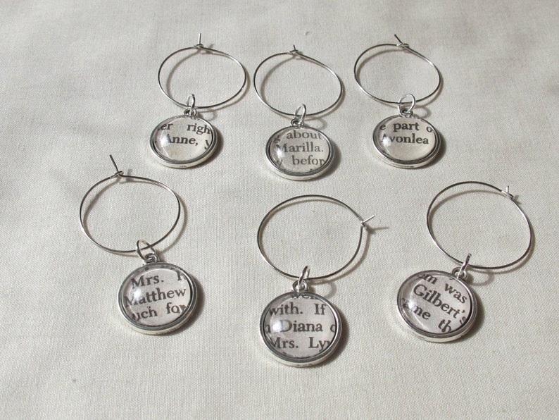 Anne of Green Gables Wine Glass Charms Set Anne Shirley Gilbert Blythe Plata Artículos para el hogar Barware Bookworm Foodie Gift Bookish para mujeres imagen 4