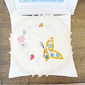 Oreiller de porteur d'anneau Chic rustique mariage minable coussin de mariée crème blanc cadeau papillon floral napperon vintage Woodland Boho Boho image 3