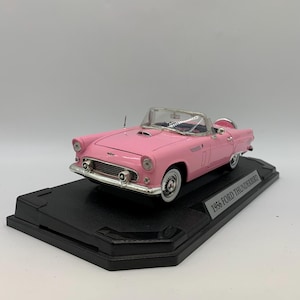 Modelo a escala del Ford Thunderbird de 1956, convertible rosa, de exhibición, con motor Max.