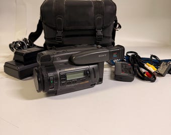 Videocámara Sony CCD-TR700 Handycam Hi8 Video8 vintage, fabricada en Japón en la década de 1990.