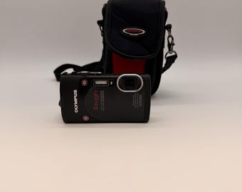 Cámara digital Olympus Tough TG-850 resistente al agua con batería y estuche para tarjeta SD