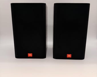 Coppia di diffusori da scaffale JBL M5 da 8 Ohm per sistemi audio domestici.