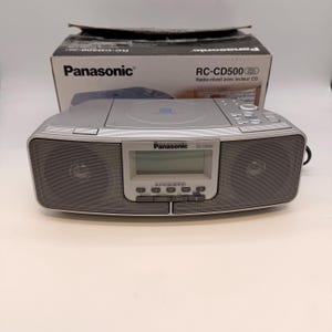 Radio despertador con CD Panasonic RC-CD500 plateado, estilo vintage, con caja. Funciona perfectamente.