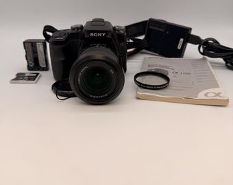 Kit fotocamera reflex digitale Sony Alpha A100 vintage, obiettivo incluso.