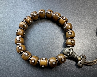 Pulsera tibetana de cuentas de oración de hueso de yak, ajustable, cuenta gurú de latón blanco, mala con puntos para mantras, se adapta a la mayoría de las muñecas.