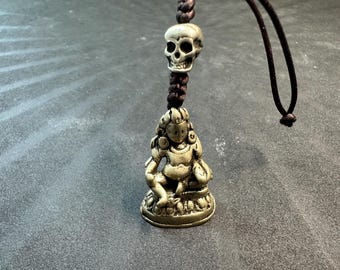 Gele messing Jambhala-hanger • Tibetaanse rijkdom godheid-amulet • Mini messing standbeeldhanger met schedelkraal • Boeddhistische welvaart talisman • Adj