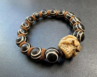 Pulsera de calavera Citipati de asta de ciervo tallada a mano / Mala de muñeca de ágata tibetana / Cuentas de ágata con bandas negras Cuenta de gurú de tierra de osario / P espiritual