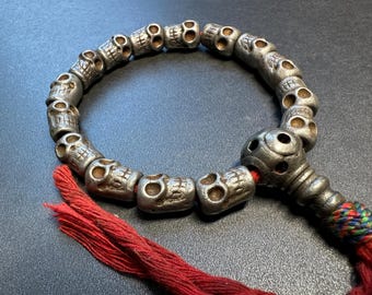 Pulsera Mala de Hierro Tibetano con Cráneo / Cuentas de Tierra de Osario de 10 mm, Borla Roja, Se Adapta a Muñecas de 20 cm