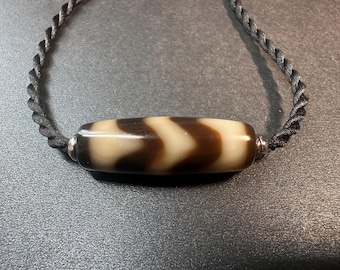 Collar ajustable de cuentas cilíndricas estilo Dzi con ágata marrón, colgante de cordón de inspiración tibetana, joyería étnica tribal unisex de 40 a 66 cm.