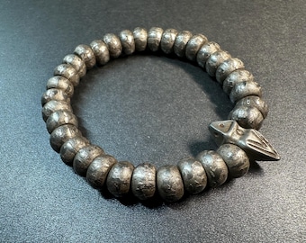 Pulsera de hierro de meteorito tibetano / Mantra de seis sílabas grabado "Om Mani Padme Hum" / Mala de 32 cuentas de hierro celestial con contador / Se adapta a muñecas menores de 18 pulgadas