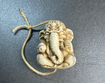 Colgante de Ganesha tallado a mano, figura de elefante tallada en astas, amuleto de estilo tribal, pequeño collar con escultura, regalo.
