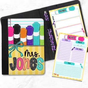 Puede incluir: Un planificador personalizado con un diseño colorido con marcadores y el nombre "Mrs. Jones". El planificador incluye páginas de agenda y semanales, junto con un bolígrafo con un diseño de estampado de leopardo púrpura. La portada tiene un fondo a rayas amarillas.