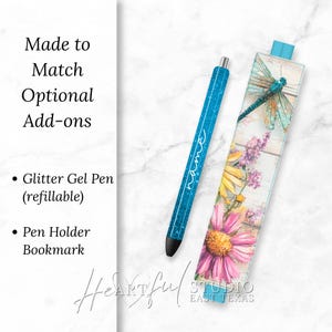 K&ouml;nnte beinhalten: Ein blauer Glitzer-Gelstift und ein Stifthalter-Lesezeichen. Auf dem Stift steht das Wort "name". Das Lesezeichen zeigt ein Libellen- und Blumendesign mit dem Text "Heartful Studio East Texas".