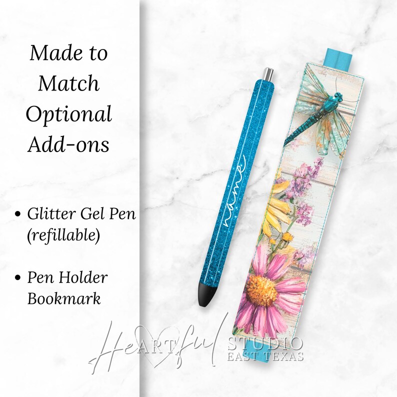 K&ouml;nnte beinhalten: Ein blauer Glitzer-Gelstift und ein Stifthalter-Lesezeichen. Auf dem Stift steht das Wort "name". Das Lesezeichen zeigt ein Libellen- und Blumendesign mit dem Text "Heartful Studio East Texas".