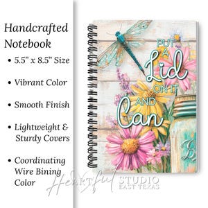 K&ouml;nnte beinhalten: Handgefertigtes Notizbuch mit floralem Design, einer Libelle und dem Text "Put a Lid on it and Can". Das Notizbuch misst 14 x 22 cm und hat eine passende Drahtbindung.