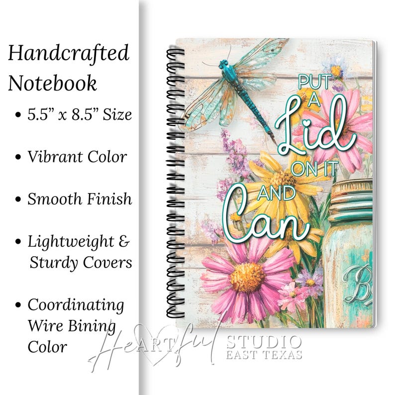 K&ouml;nnte beinhalten: Handgefertigtes Notizbuch mit floralem Design, einer Libelle und dem Text "Put a Lid on it and Can". Das Notizbuch misst 14 x 22 cm und hat eine passende Drahtbindung.