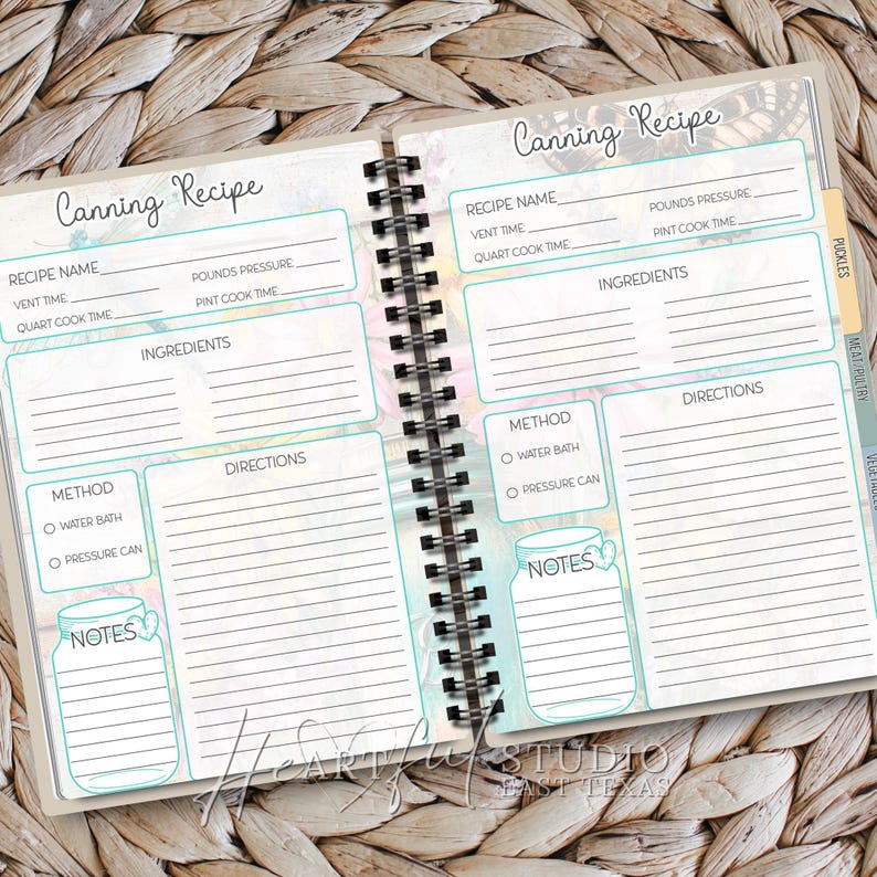 K&ouml;nnte beinhalten: Offenes Spiralnotizbuch mit dem Titel "Canning Recipe". Die Seiten enthalten Ausf&uuml;llfelder f&uuml;r Rezeptnamen, Zutaten, Anweisungen und Notizen. Das Notizbuch hat ein t&uuml;rkis- und florales Design mit Registerkarten f&uuml;r verschiedene Arten von Lebensmitteln.