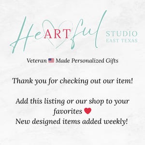 K&ouml;nnte beinhalten: Das Bild zeigt den Text "Heartful Studio East Texas" in einer Schreibschrift, darunter die Worte "Veteran Made Personalized Gifts". Zus&auml;tzlicher Text lautet "Thank you for checking out our item!" und "Add this listing or our shop to your favorites".