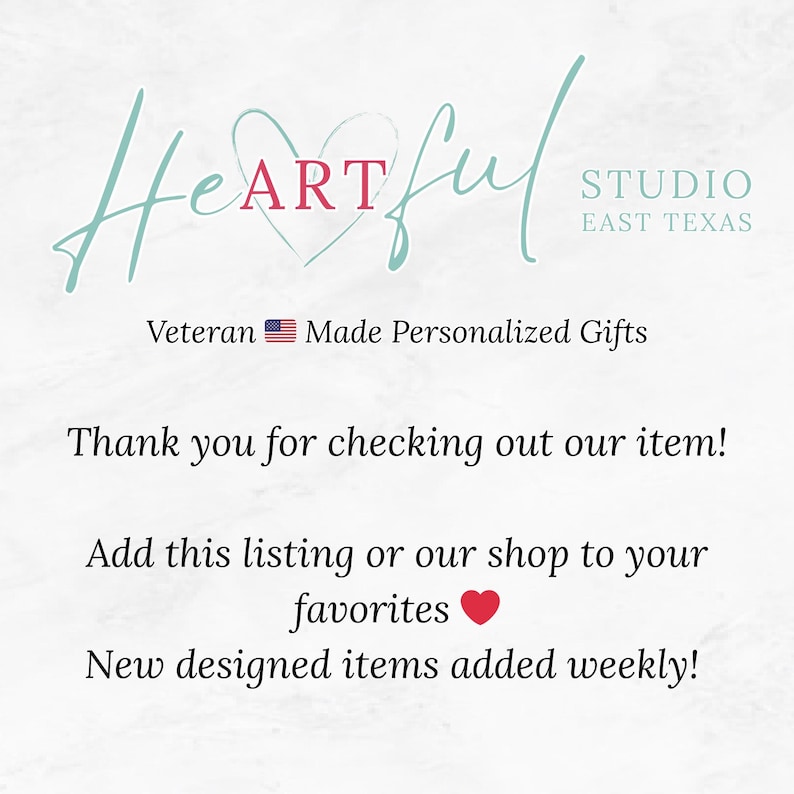 K&ouml;nnte beinhalten: Das Bild zeigt den Text "Heartful Studio East Texas" in einer Schreibschrift, darunter die Worte "Veteran Made Personalized Gifts". Zus&auml;tzlicher Text lautet "Thank you for checking out our item!" und "Add this listing or our shop to your favorites".
