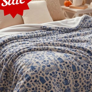 Delft Blue Dutch Blanket – Cozy Velveteen Throw | Dutch Home Decor | Blue & White Pattern Blanket | European Style Throw | Delft Tile