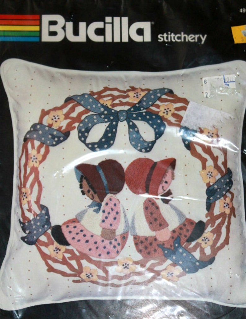 Bucilla Stitchery Kit Friendship Wreath Pillow Crewel Embroidery Country Dolls