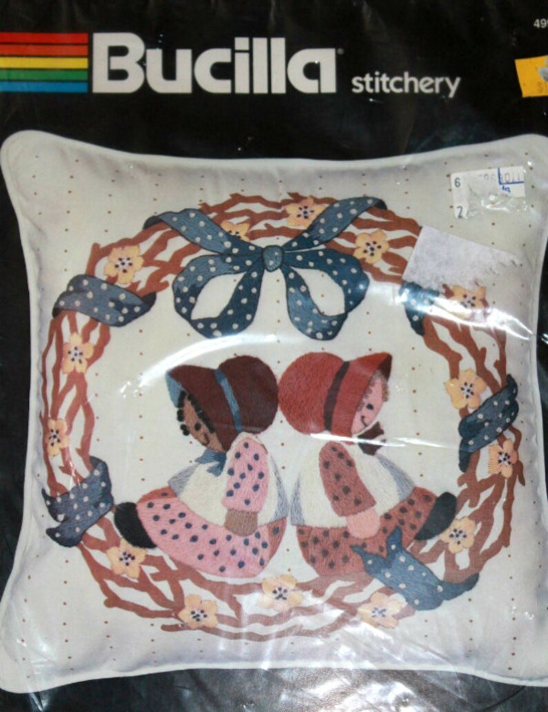 Bucilla Stitchery Kit Friendship Wreath Pillow Crewel Embroidery Country Dolls