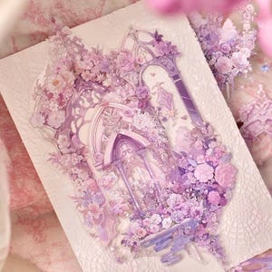 Peut inclure: Un autocollant décoratif représentant une illustration détaillée d'une arche florale dans des tons de violet et de rose. Le design comprend des fleurs épanouies, des détails architecturaux et un fond texturé, créant une esthétique romantique et fantaisiste.