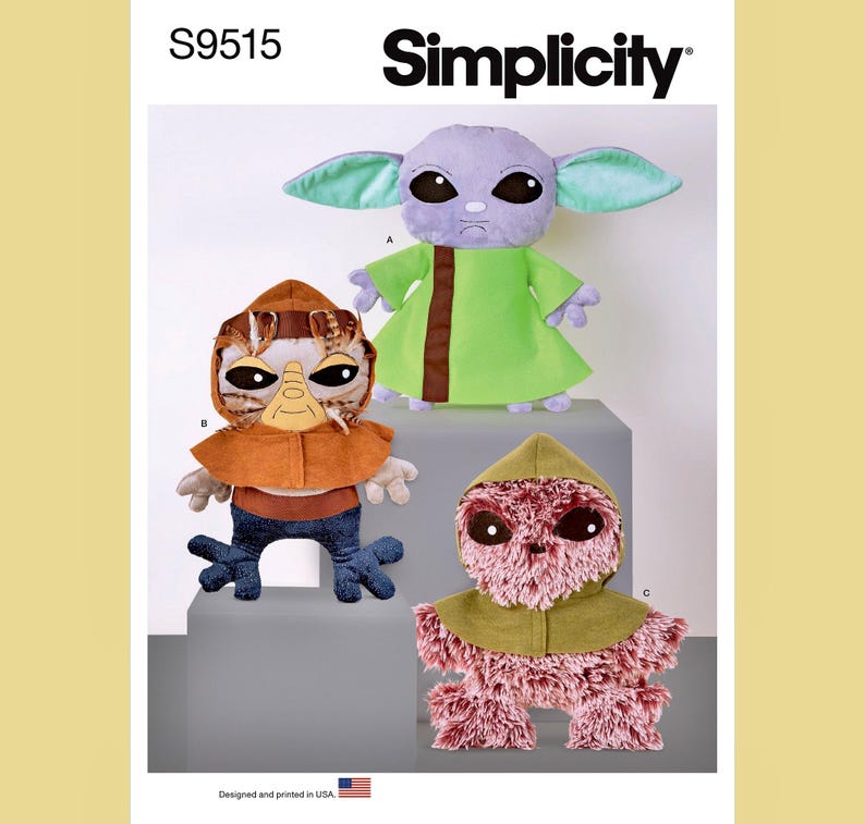 K&ouml;nnte beinhalten: Simplicity-Schnittmuster S9515 mit drei Pl&uuml;schtier-Designs. Die Spielzeuge umfassen eine gr&uuml;ne und braune Figur, eine braune und blaue Figur sowie eine rosa und gr&uuml;ne Figur. Das Simplicity-Logo befindet sich oben.