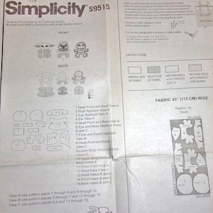 K&ouml;nnte beinhalten: Simplicity Schnittmuster S9515. Das Muster enth&auml;lt Anweisungen und Vorlagen zum Erstellen verschiedener Pl&uuml;schtiere mit Charakteren. Die Schnittteile sind auf wei&szlig;em Hintergrund mit Illustrationen der fertigen Spielzeuge angeordnet.