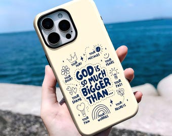 Pode incluir: Uma capa de smartphone na cor creme com texto em azul escuro que diz "GOD is SO MUCH BIGGER THAN..." cercado por pequenas ilustrações de uma coroa, flor, corações, balão, arco-íris, sol, rosto sorridente, lâmpada e borboleta com etiquetas.