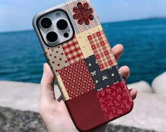 Vintage rood patchwork telefoonhoesje - retro gewatteerde hoes, compatibel met iPhone 17 16 15 14 13 12 Air Pro Max Samsung S25 S24 S22 Ultra
