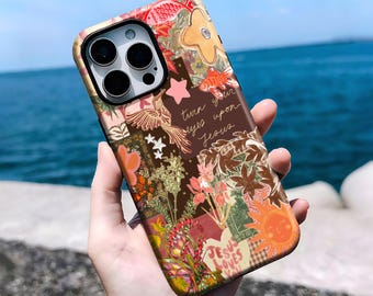 Pode incluir: Uma capa de telemóvel com uma colagem de ilustrações em tons quentes, incluindo um pássaro, flores, um sol e peixes. O texto diz 'turn your eyes upon Jesus' e 'JESUS LOVES YOU'. O design incorpora tons de laranja, castanho e creme.