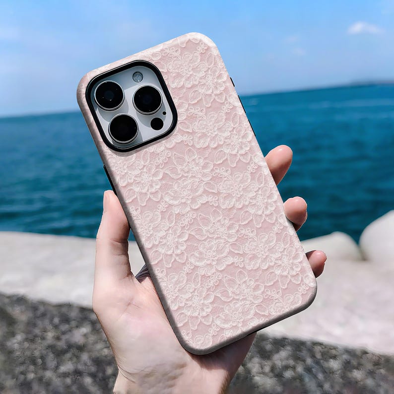 Retro lace elegant pink flower phone case – instantly capture the romantic and gentle charm of France! Delicate lace intertwines with tender pink flowers, blending retro texture with elegant style, making it a versatile match for various outfits. The flexible, fully enclosed shockproof material, raised camera/screen bezel, precise cutouts, responsive buttons, and wireless charging function make it the ideal choice for creating an elegant everyday look! Come and buy it back home!