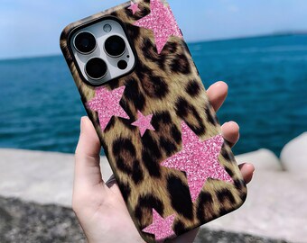 Peut inclure: Coque de téléphone avec un motif léopard et des étoiles roses scintillantes. L'étui est marron et noir avec une finition brillante. Les étoiles roses sont de tailles variables et sont réparties sur la surface.