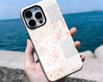 Coque de portable florale Coquette, vintage patchwork pastel, avec iPhone 16, 15, 14, 13, 12, 11 Pro Max Plus X, Samsung S25 S24 S23 S22