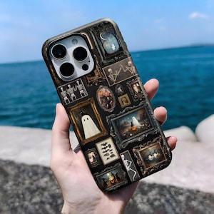 Può includere: Una custodia per telefono nera con un collage di immagini di Halloween incorniciate. Le immagini includono fantasmi, scheletri, pipistrelli e zucche. La custodia ha un'estetica scura e antica, con cornici dorate e uno sfondo strutturato.