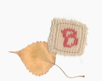 Lettera personalizzata di piccole dimensioni, ricamo su maglieria, targhetta rustica personalizzata, toppa ricamata primitiva in maglia, materiali per confezioni regalo