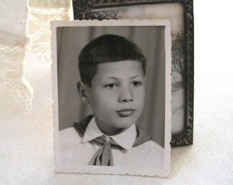 Foto vintage di un giovane pioniere, istantanea in studio, scolaro anni '50, materiale cartaceo effimero, fotografia originale, ritratto fotografico, oggetti da collezione