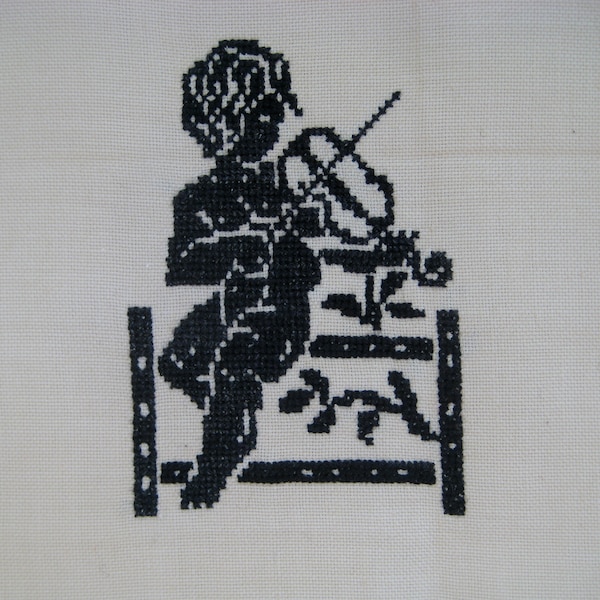 petit panneau brodé vintage des années 50, toile complétée Garçon avec violon, image naïve au point de croix, broderie d'art ancien, remise murale au point