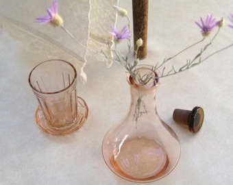 Set vintage anni '50 in vetro rosa pallido, composto da decanter, tazza e piattino, per servire in tavola in stile metà secolo, decorazioni per la casa in vetro.