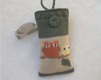 Custodia per occhiali personalizzata, custodia per occhiali con gufo lavorato a maglia, pochette nei toni della terra e del bosco, portaocchiali rustico, targhetta con nome in lino primitivo