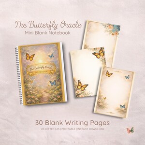 Op de afbeelding: Een mini blanco notitieboek en verschillende blanco schrijfbladen. De kaft van het notitieboek heeft een gouden lijst met vlinders en de tekst "The Butterfly Oracle Notebook". De pagina's zijn versierd met vlinders en bloemmotieven. De tekst "30 Blank Writing Pages" is ook zichtbaar.